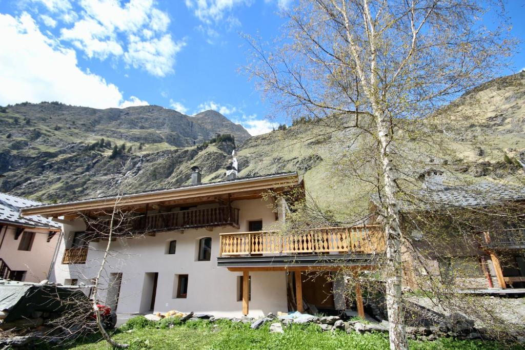 Casa con balcón en un lateral de una montaña en Sourire Altitude en Champagny-en-Vanoise