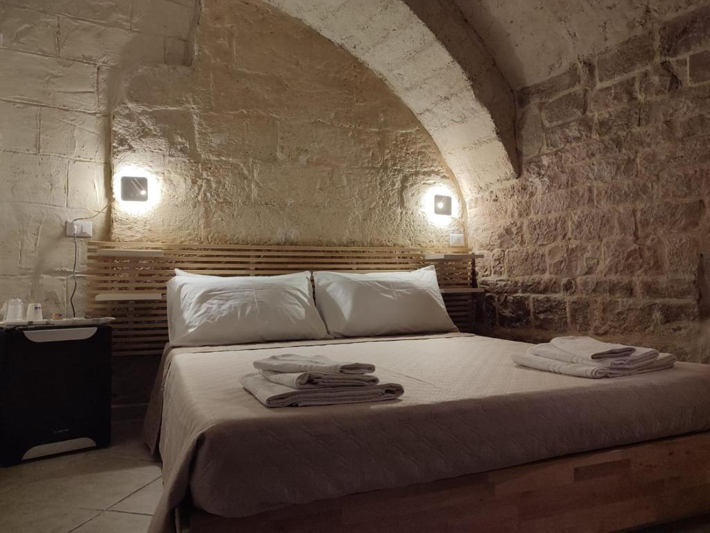 a bedroom with a bed with towels on it at La Cas d Zii la Giulia in Bari