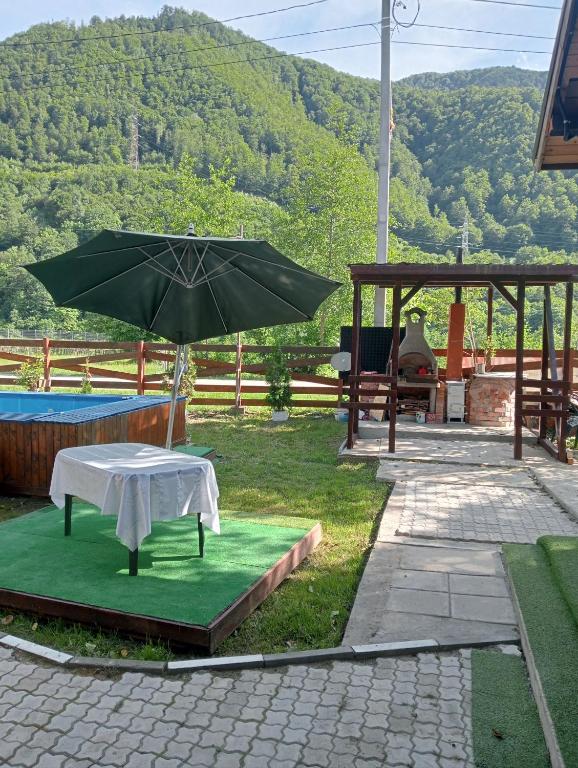 O vedere generală la munți sau o vedere la munte luată de la această pensiune
