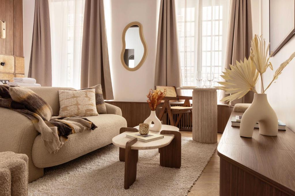 un salon avec un canapé et une table dans l'établissement Luxurious A-C flat - 2P - Bastille-Le Marais, à Paris