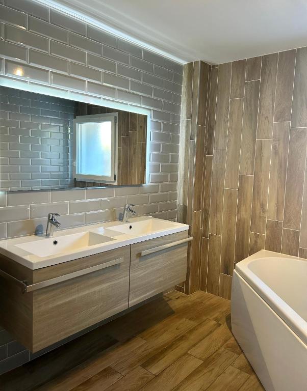 Kúpeľňa v ubytovaní Bas de villa avec piscine privé - calme