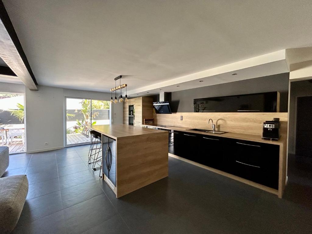 Kuchyňa alebo kuchynka v ubytovaní Bas de villa avec piscine privé - calme