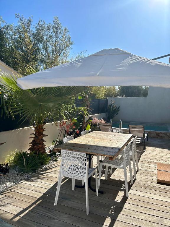Patio alebo iná vonkajšia časť ubytovania Bas de villa avec piscine privé - calme