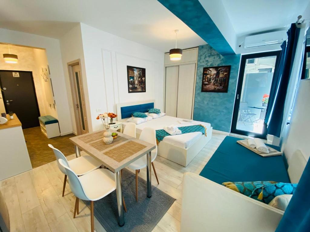 ein Wohnzimmer mit Sofa und Tisch in der Unterkunft Studio Beatrice in Eforie Nord