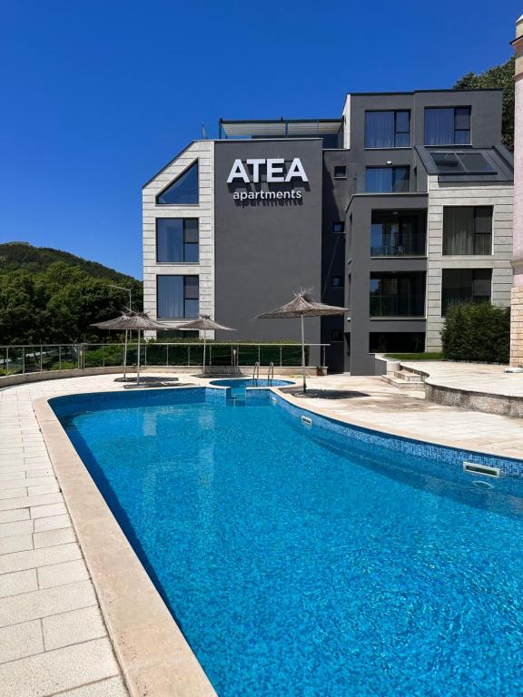 uma grande piscina em frente a um edifício em ATEA Apartments em Kavarna