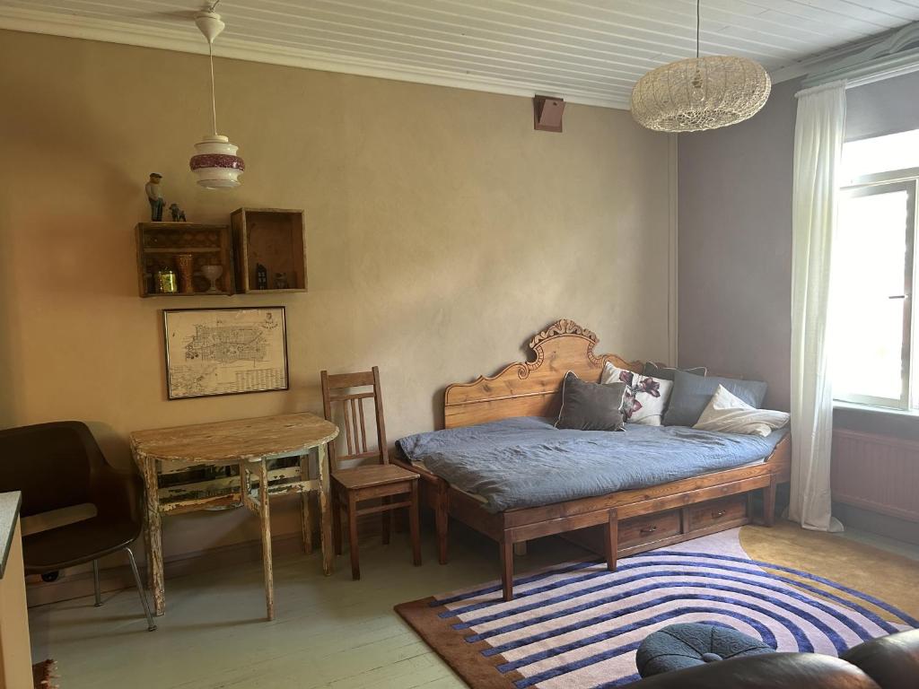 ein Schlafzimmer mit einem Bett und einem Tisch in einem Zimmer in der Unterkunft ArtBeat Home in Turku