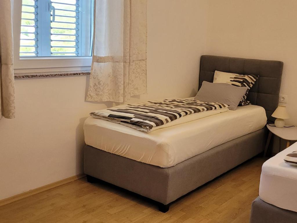 Łóżko lub łóżka w pokoju w obiekcie Apartments in Krk