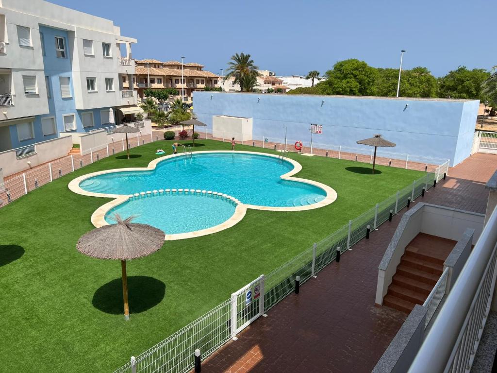 an overhead view of a swimming pool with an umbrella at Mar Menor Paradise by Los Pinos Holidays in San Pedro del Pinatar