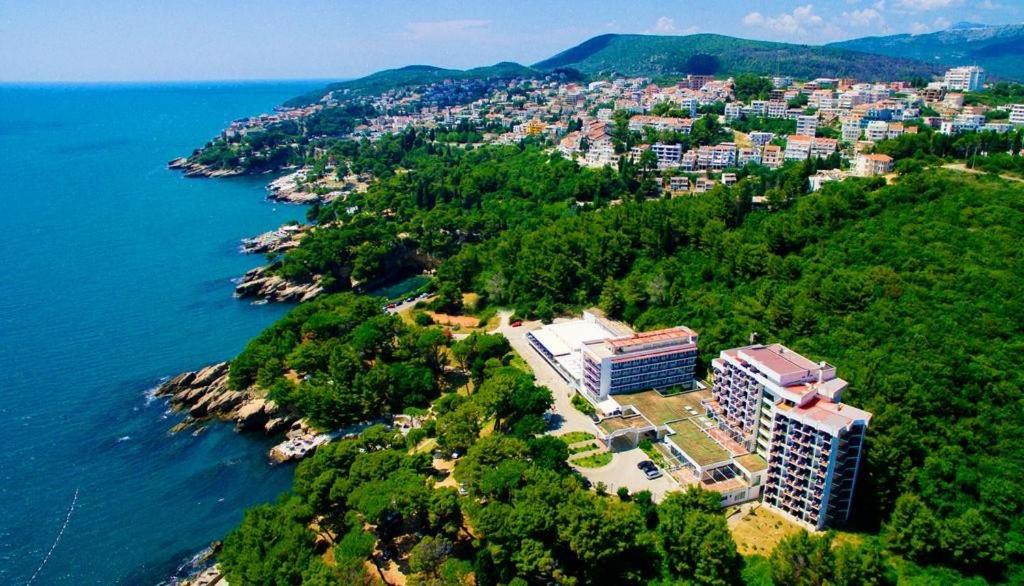 una vista aérea de un edificio en una colina junto al agua en CORPUS A - Hotel Albatros, en Ulcinj