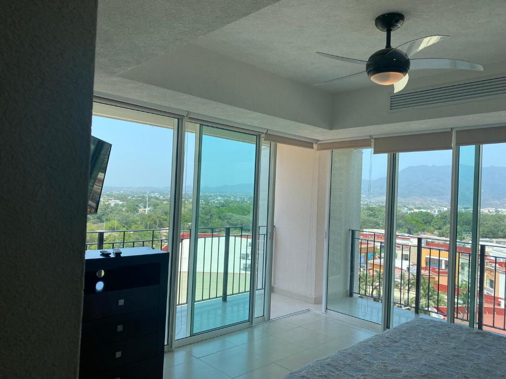 Balkón nebo terasa v ubytování Ocean front Grand Venetian corner condo