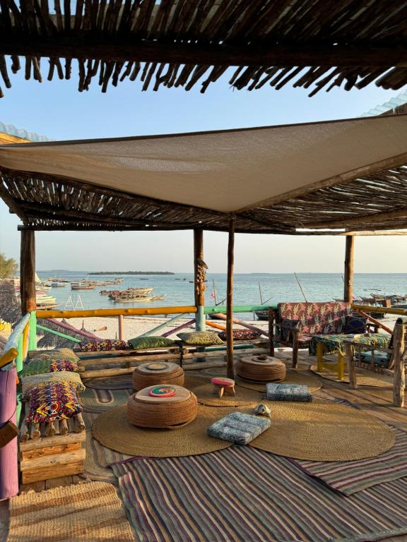 肯杜瓦的住宿－FURAHA BEACH ROOMS，一间享有海滩美景的客厅