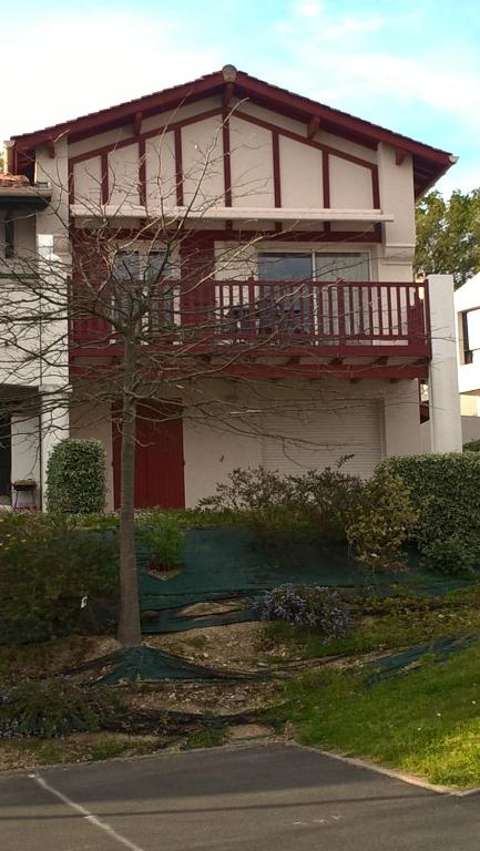 une maison avec un balcon sur le côté dans l'établissement Joli T2 Socoa Urrugne 900m de la mer, à Urrugne
