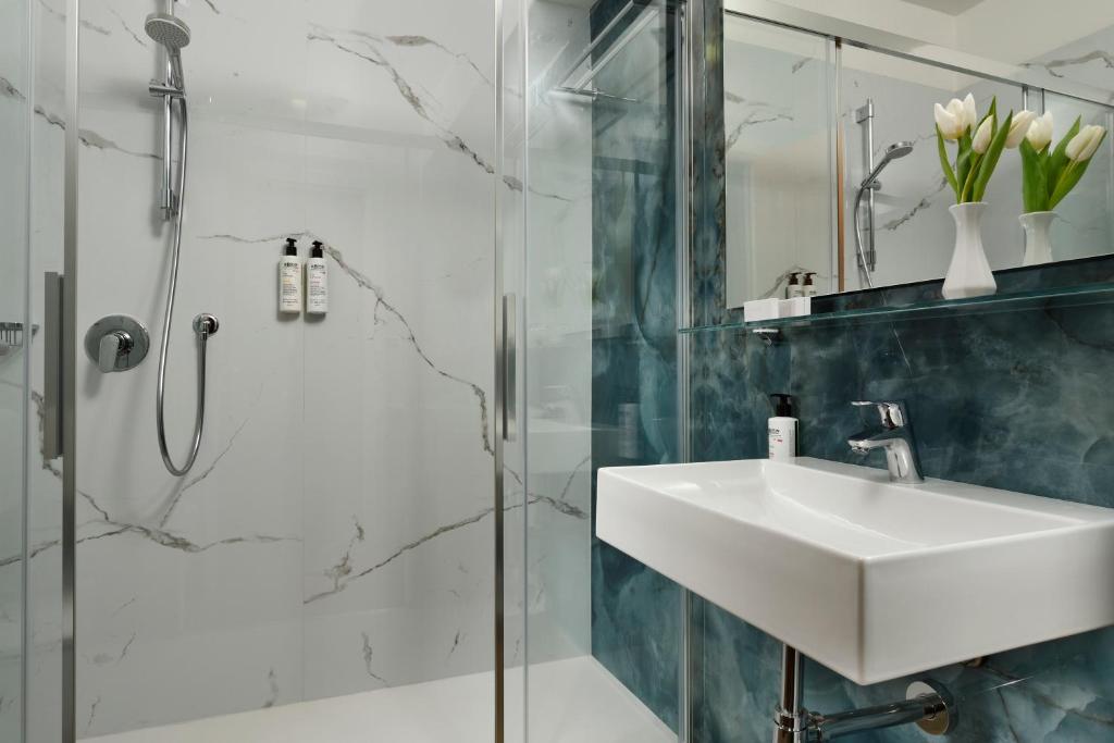 Koupelna v ubytování Hotel Continental Wellness & Spa