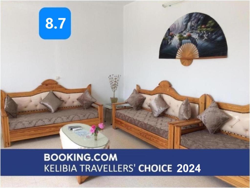 ein Wohnzimmer mit 2 Sofas und einem Tisch in der Unterkunft Kélibia Paradise in Kelibia