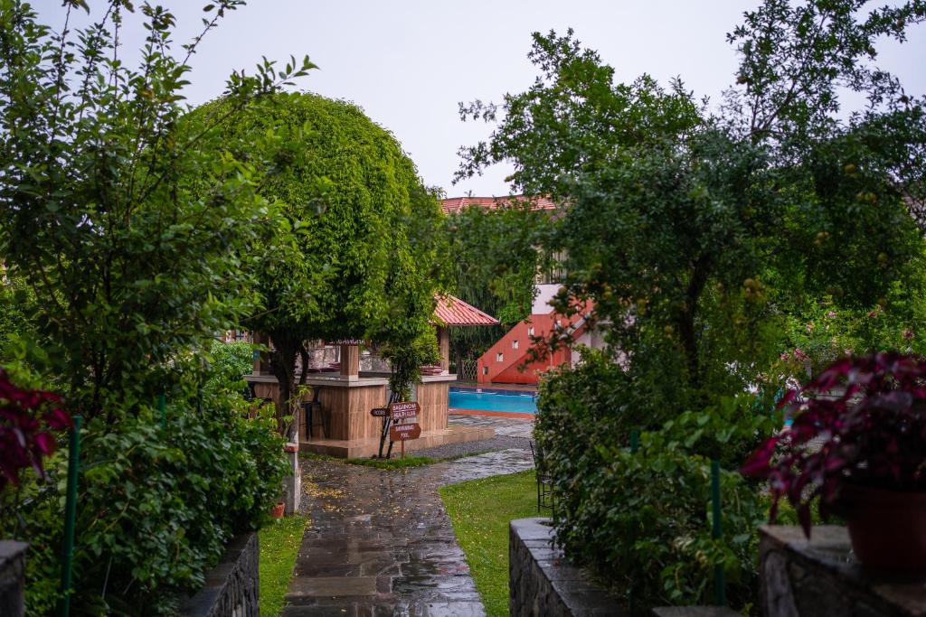 Garður fyrir utan Hotel Pokhara Grande