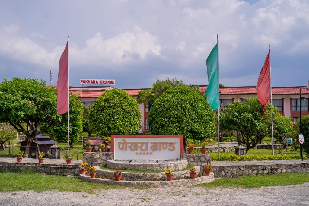 Garður fyrir utan Hotel Pokhara Grande