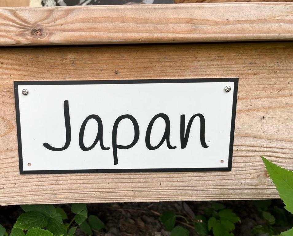 Un cartello che dice Giappone su una recinzione di legno di Sörby Glamping a Klockrike