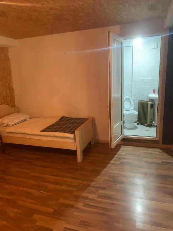 Postel nebo postele na pokoji v ubytování Guesthouse Aprasidze