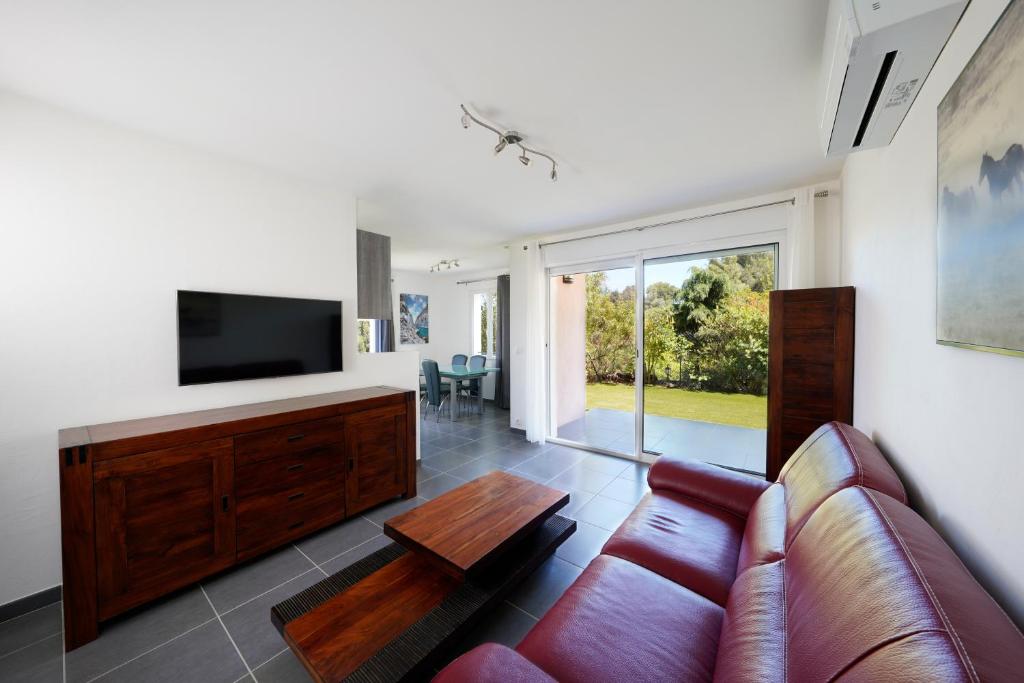 un salon avec un canapé et une télévision à écran plat dans l'établissement T2 40m2 Ollioules, la nature, à 10 mins des plages, à Ollioules