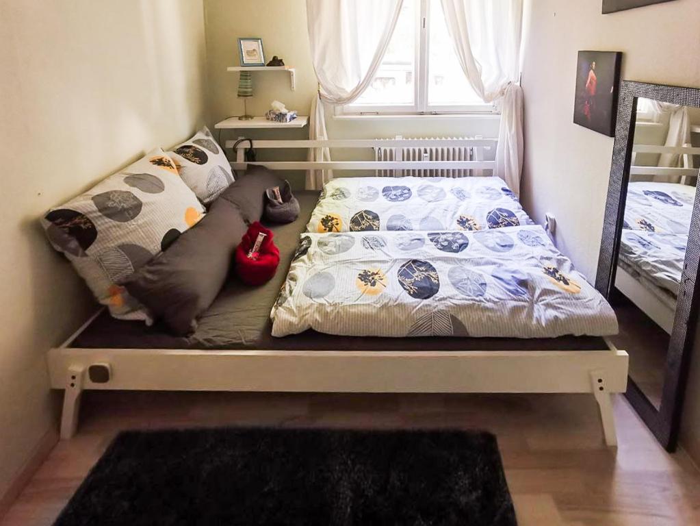 een bed in een kleine kamer met een bed sidx sidx sidx bij Cosy Room in Our Apartment in Berlijn