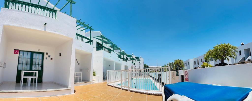 A balcony or terrace at -MONTORIAN Apartments -LANZAROTE