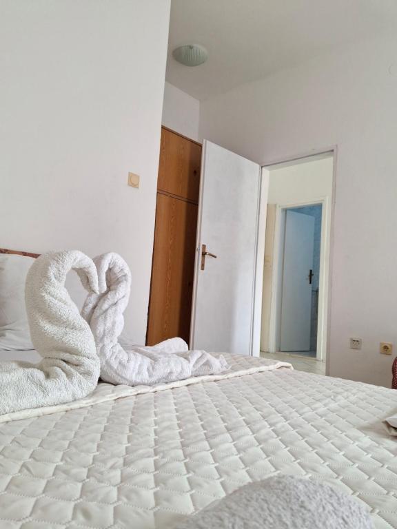 Postel nebo postele na pokoji v ubytování Apartmani SAMB Igalo