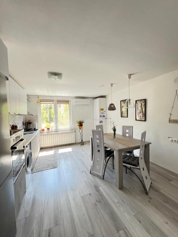 Ank's Apartment في Ocna Mureş: مطبخ وغرفة طعام مع طاولة وكراسي
