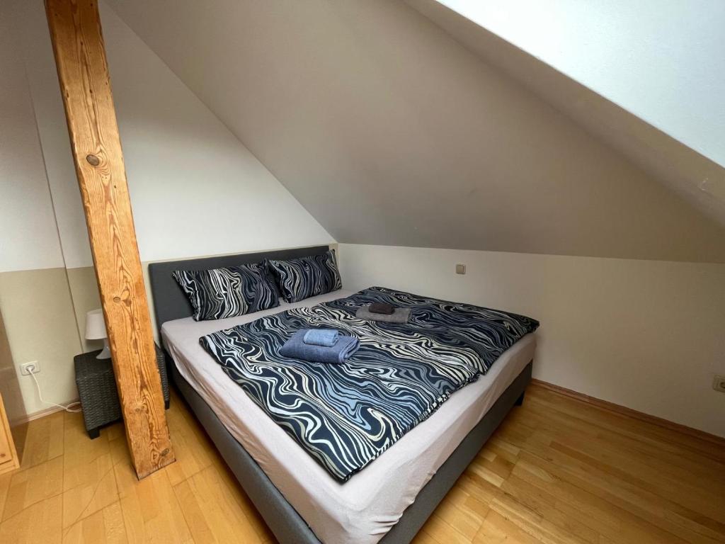 a small bed in a room with an attic at MWMGästehaus Doppelzimmer 17 in Meine