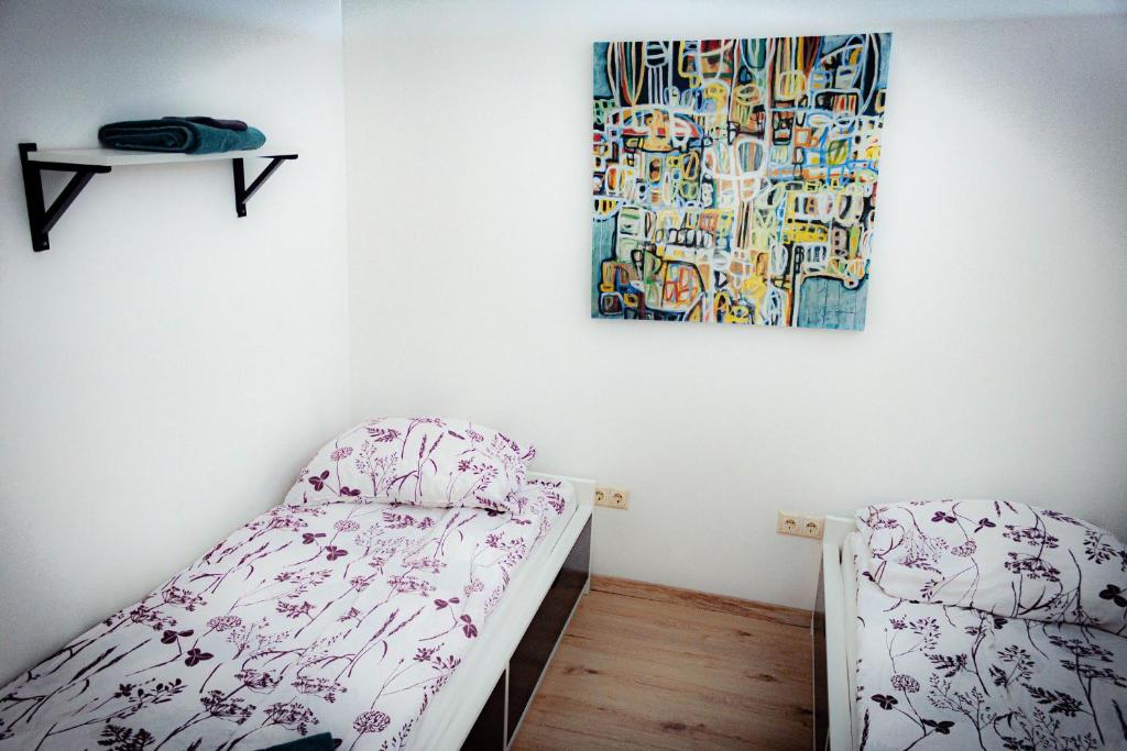una camera da letto con un letto e un dipinto sul muro di Hedon Brewing Credo apartment - 200 meter to the Beach a Balatonvilágos