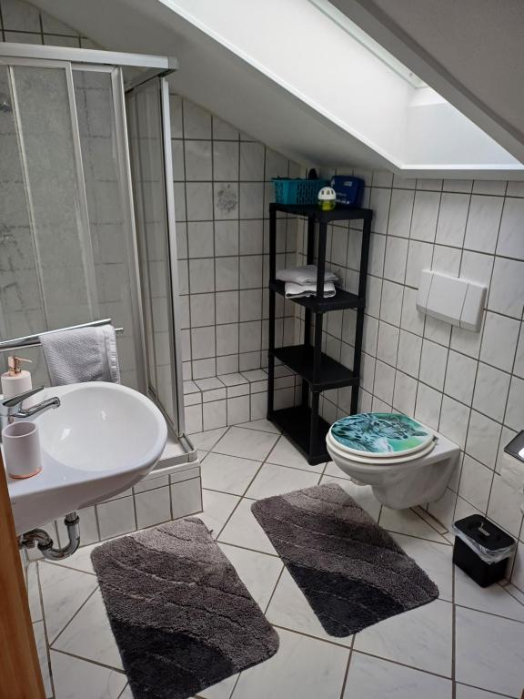 a bathroom with a toilet and a sink at Apartment Moosblick zwischen Bergen und See in Benediktbeuern