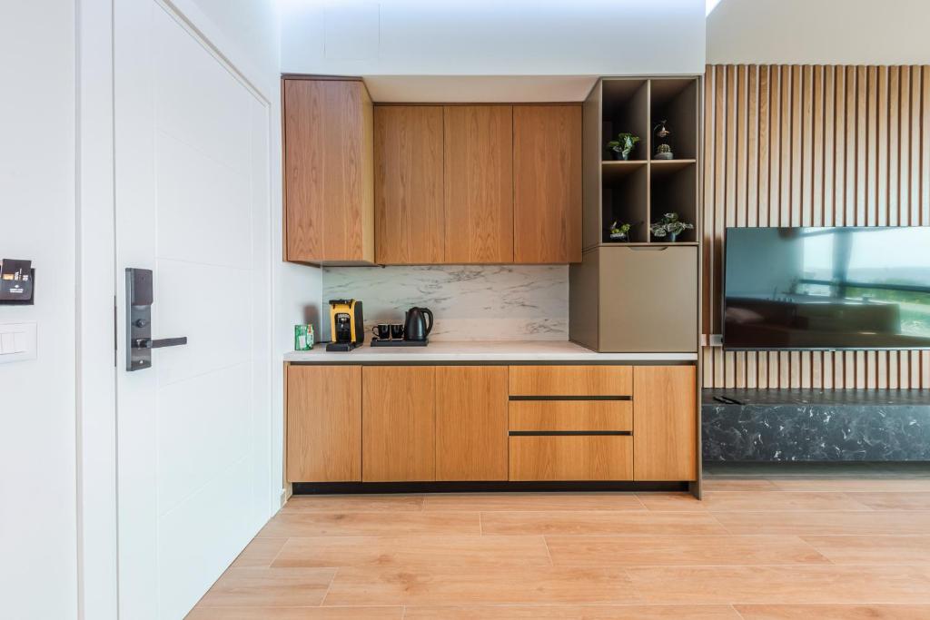 Kuchyň nebo kuchyňský kout v ubytování Marina Luxury Suites by PS