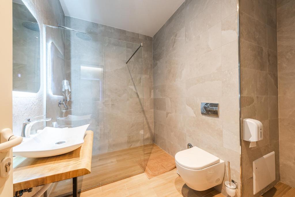 Koupelna v ubytování Marina Luxury Suites by PS
