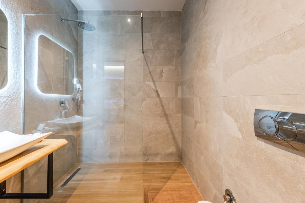 Koupelna v ubytování Marina Luxury Suites by PS