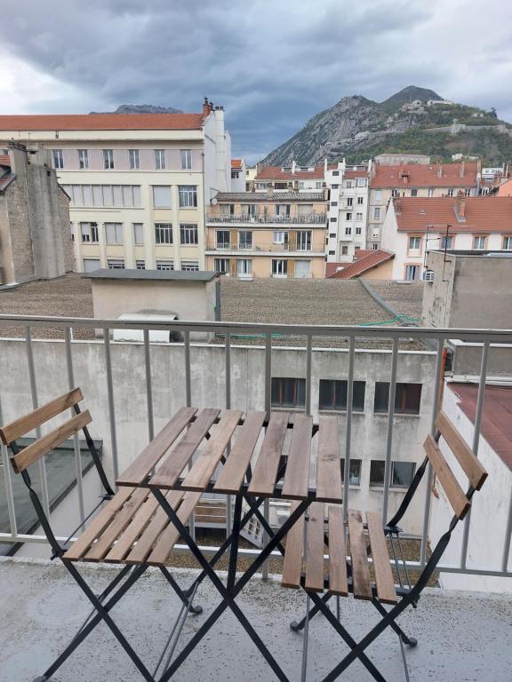 En generel udsigt til bjerge eller udsigt til bjerge taget fra lejligheden