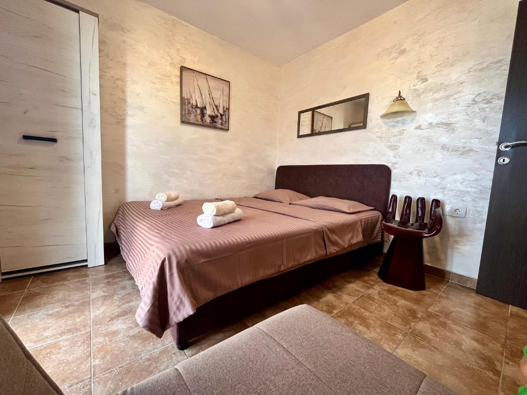sypialnia z łóżkiem z dwoma misiami w obiekcie Apartments Obradovic w mieście Krašići