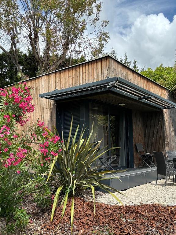 une maison avec une grande fenêtre sur le côté dans l'établissement Studio indépendant, à Vence