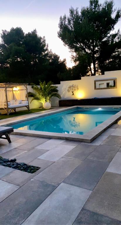 une piscine au milieu d'une cour dans l'établissement Villa 6 couchage standing, aux Pennes-Mirabeau