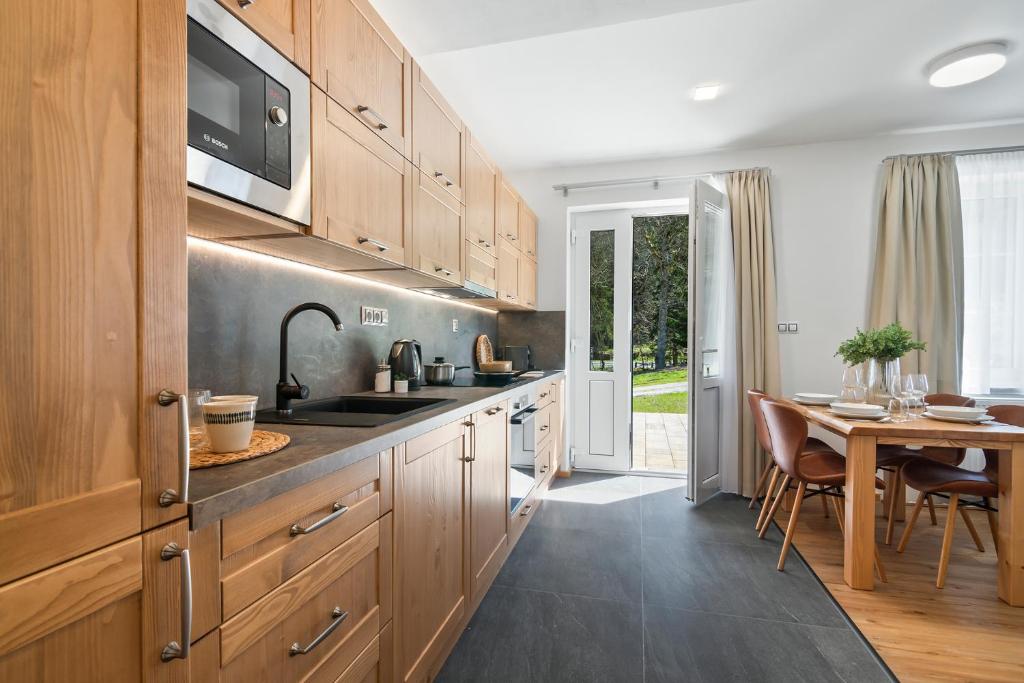 Η κουζίνα ή μικρή κουζίνα στο Špindl Lodge Apartments Self check-in & Sauna