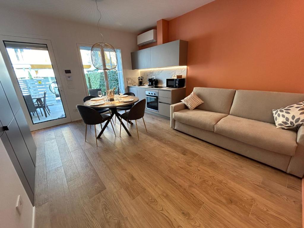 een woonkamer met een bank en een tafel bij The Twins 1 Luxury Home - Lungomare Viale Milano 20 in Riccione