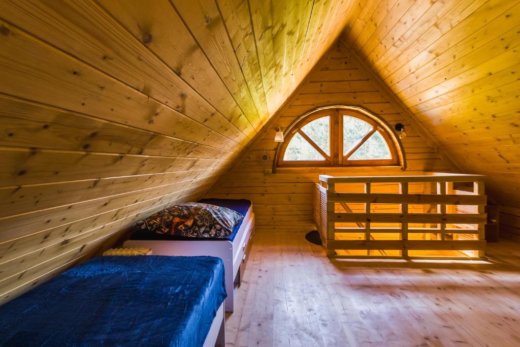 Posteľ alebo postele v izbe v ubytovaní Smerekowiec domek w lesie z jacuzzi- Beskid Niski