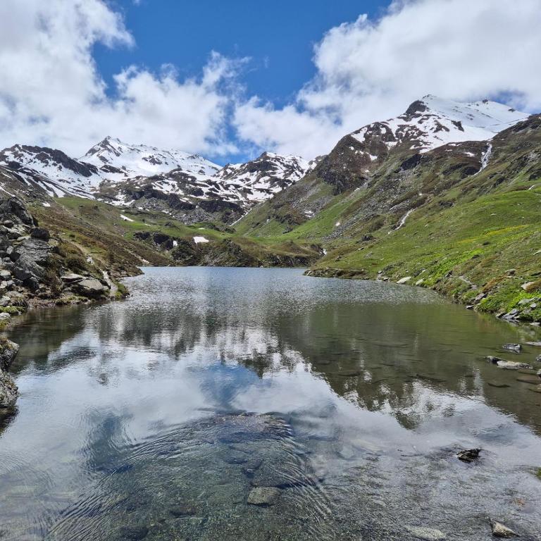 un lac au milieu d'une montagne dans l'établissement Appartement carlines 1 les ménuires, aux Menuires