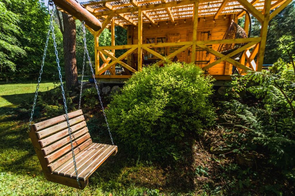 Vonkajšia záhrada v ubytovaní Smerekowiec domek w lesie z jacuzzi- Beskid Niski