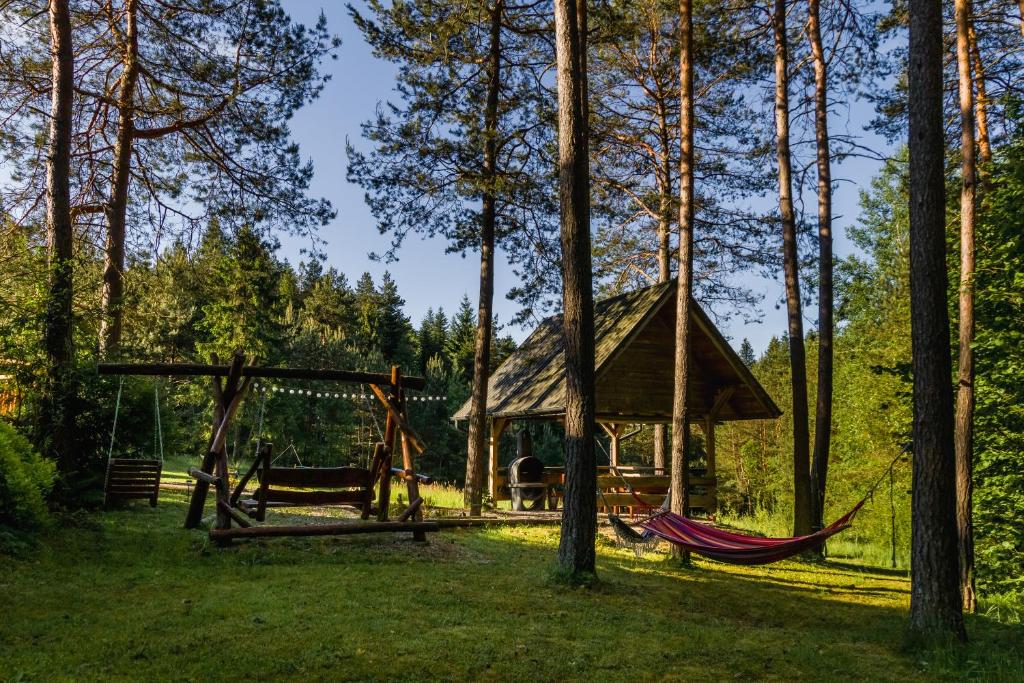 Vonkajšia záhrada v ubytovaní Smerekowiec domek w lesie z jacuzzi- Beskid Niski