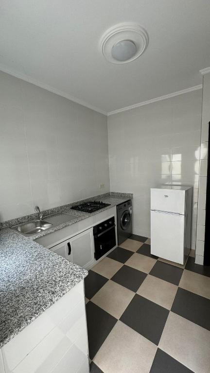 Kuchyň nebo kuchyňský kout v ubytování Appartement 4 en bord de la mer à Azla