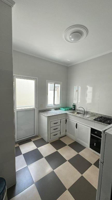 Kuchyň nebo kuchyňský kout v ubytování Appartement 4 en bord de la mer à Azla