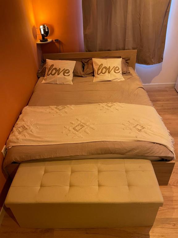 Postel nebo postele na pokoji v ubytování Studio cosy et chaleureux