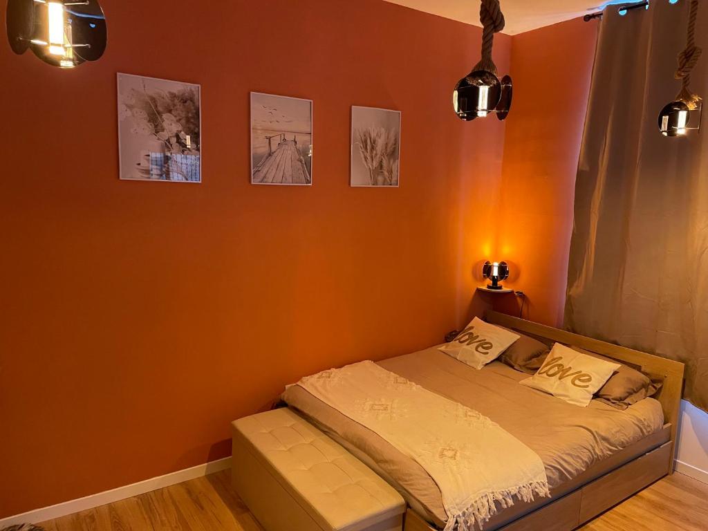Postel nebo postele na pokoji v ubytování Studio cosy et chaleureux