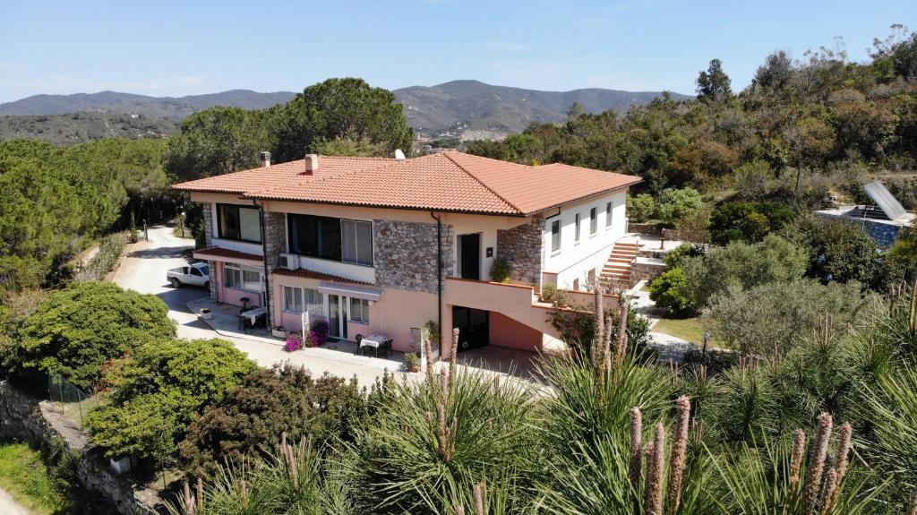 an aerial view of a house with a mountain at Appartamenti Serenity - 2 posti auto - in villa e in centro in Marina di Campo