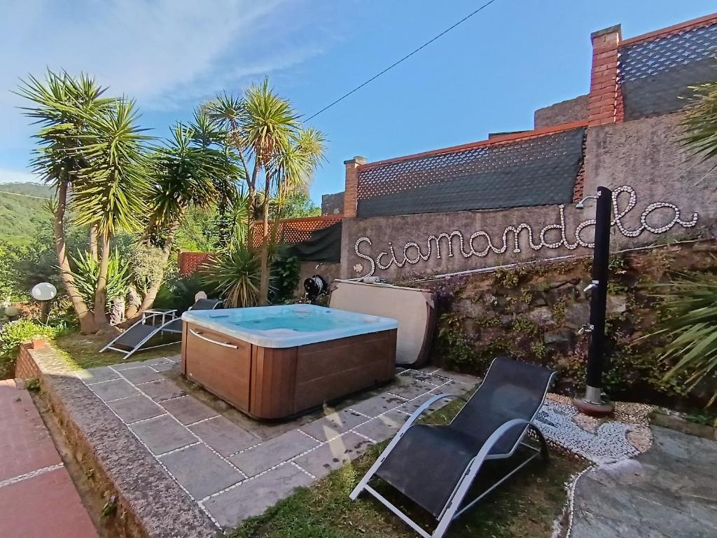 - un bain à remous dans l'arrière-cour d'une maison dans l'établissement Casa vancanza Sciamandola, à Levanto