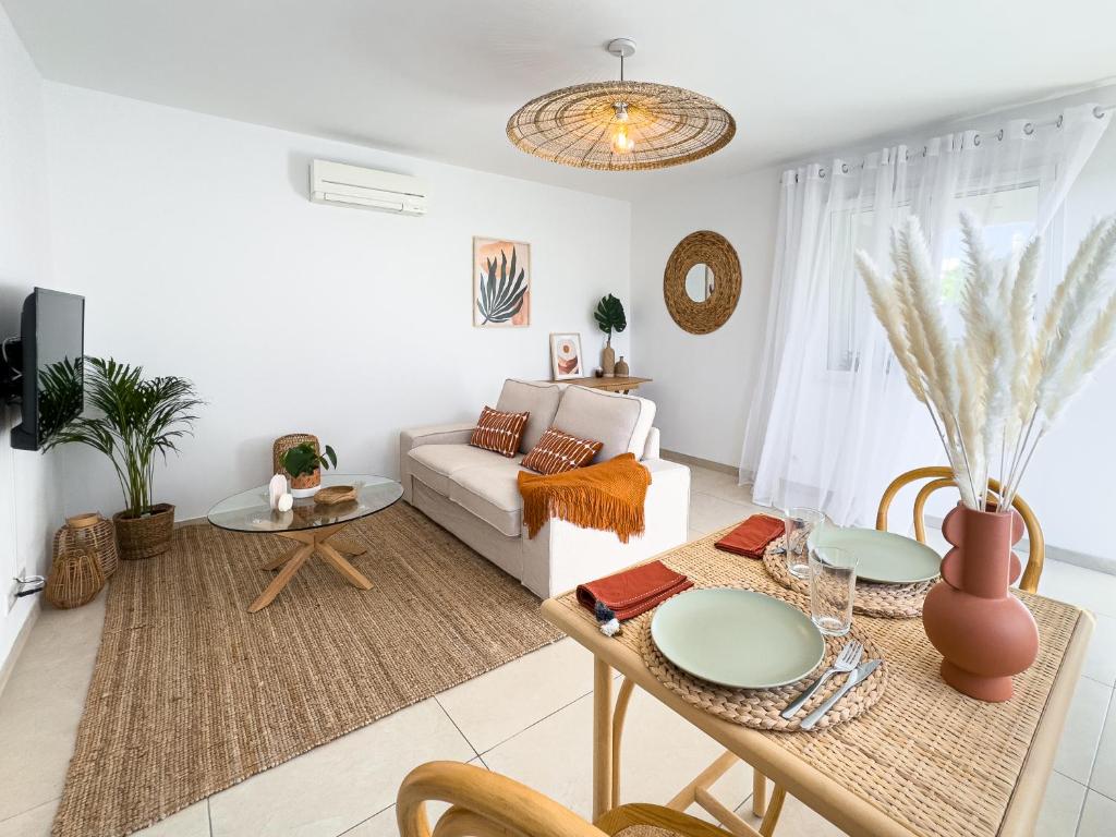 un salon avec un canapé et une table dans l'établissement Ste Marguerite élégant T2 avec terrasse, à Marseille